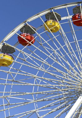 Renkli dönme dolap ve eğlence parkı mavi gökyüzü