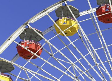 Renkli dönme dolap ve eğlence parkı mavi gökyüzü