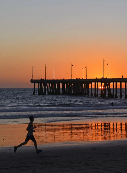 Coureur jogging sur la plage au coucher du soleil, Californie du Sud — Photo