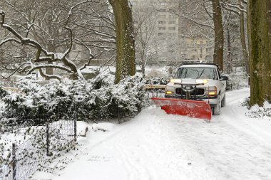 Yolda snowplowing taze kar kar fırtınası sonra kamyon