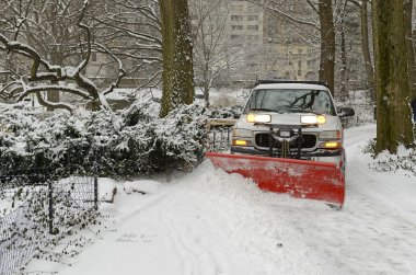 Yolda snowplowing taze kar kar fırtınası sonra kamyon
