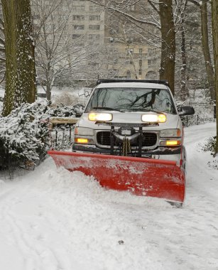 Yolda snowplowing taze kar kar fırtınası sonra kamyon