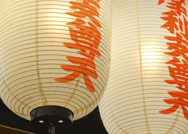 Geceleri aydınlatılan geleneksel Japon lambaları