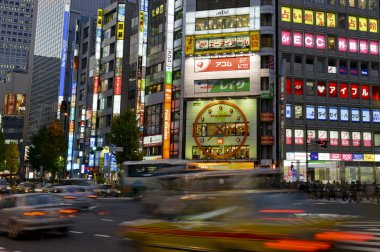 Tokyo. Kasım 2014. Bir yavaşlama Japon Ekonomi raporları rağmen Shinjuku neon ışıkları perakende ve ticari iş, Restoran ve eğlence canlı bir hub yansıtacak..
