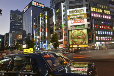 Tokyo. Kasım 2014. Bir yavaşlama Japon Ekonomi raporları rağmen Shinjuku neon ışıkları perakende ve ticari iş, Restoran ve eğlence canlı bir hub yansıtacak..