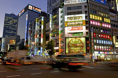 Tokyo. Kasım 2014. Bir yavaşlama Japon Ekonomi raporları rağmen Shinjuku neon ışıkları perakende ve ticari iş, Restoran ve eğlence canlı bir hub yansıtacak..