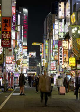 Tokyo. Kasım 2014. Bir yavaşlama Japon Ekonomi raporları rağmen Shinjuku neon ışıkları perakende ve ticari iş, Restoran ve eğlence canlı bir hub yansıtacak..