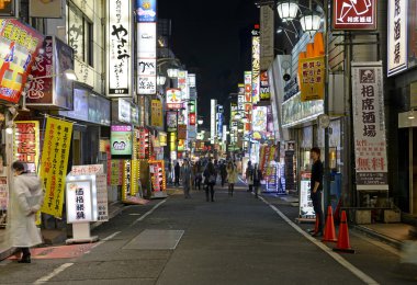 Tokyo. Kasım 2014. Bir yavaşlama Japon Ekonomi raporları rağmen Shinjuku neon ışıkları perakende ve ticari iş, Restoran ve eğlence canlı bir hub yansıtacak..