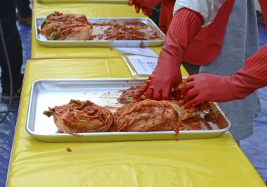 Seul. 16 Kasım 2014. Son zamanlarda yapılan Kimchi yapma ve paylaşım Festivali Gimjang uzun kış boyunca almak için yeterli kimchi aileler var emin olmak için önemli Kore geleneği içerir.