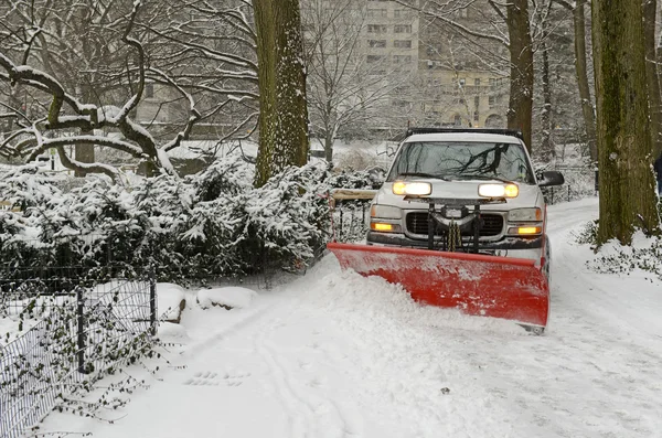 在暴风雪后 snowplowing 新鲜的雪路上的卡车 — 图库照片