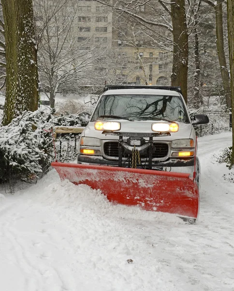 在暴风雪后 snowplowing 新鲜的雪路上的卡车 — 图库照片