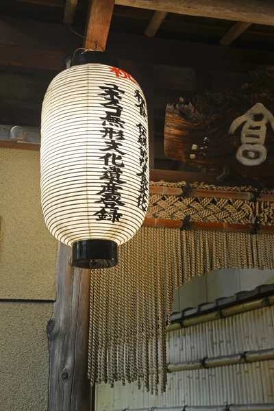 Lanternas japonesas tradicionais iluminadas à noite — Fotografia de Stock
