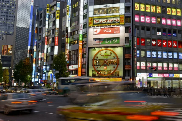 Tóquio. Por volta de novembro de 2014. Apesar dos relatos de uma desaceleração da economia japonesa, as luzes de néon de Shinjuku refletem um polo vibrante de negócios comerciais e de varejo, restaurantes e entretenimento. . — Fotografia de Stock