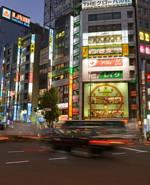 Tóquio. Por volta de novembro de 2014. Apesar dos relatos de uma desaceleração da economia japonesa, as luzes de néon de Shinjuku refletem um polo vibrante de negócios comerciais e de varejo, restaurantes e entretenimento. . — Fotografia de Stock