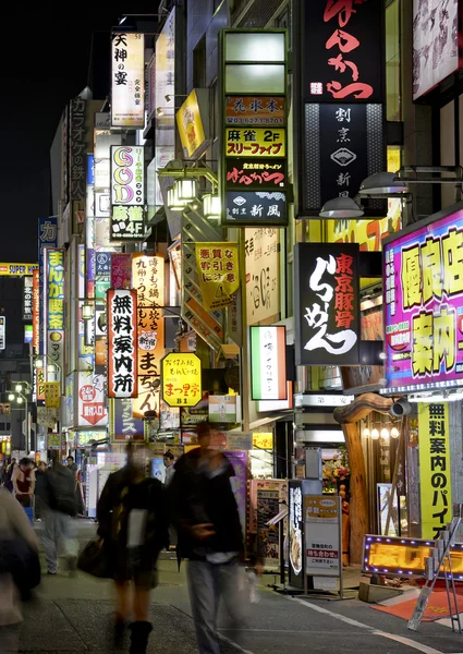 Tokyo. Cirka 2014 novemberéig. Annak ellenére, jelentések a lassuló japán gazdaság a neonfények a Shinjuku tükrözik egy vibráló központja, a kereskedelmi és a kereskedelmi üzlet, éttermek és szórakozási lehetőségek. — Stock Fotó