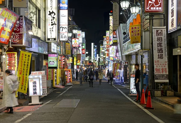 Tokyo. Cirka 2014 novemberéig. Annak ellenére, jelentések a lassuló japán gazdaság a neonfények a Shinjuku tükrözik egy vibráló központja, a kereskedelmi és a kereskedelmi üzlet, éttermek és szórakozási lehetőségek. — Stock Fotó