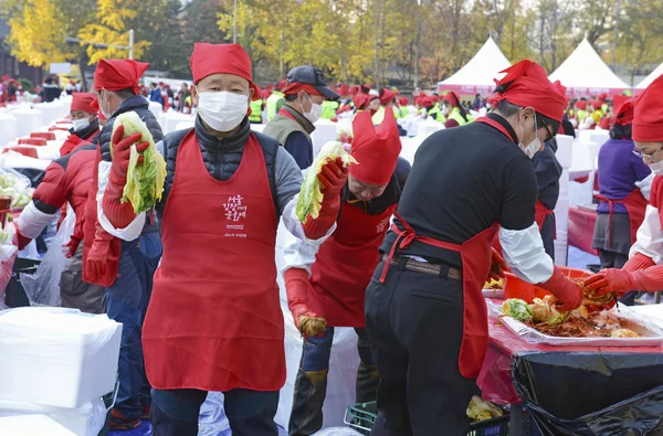 Seoul. November 16, 2014. The recently held Kimchi Making & Sharing Festival involves the important Korean tradition of Gimjang, to ensure families have enough kimchi to get through the long winter. — Stock Photo, Image