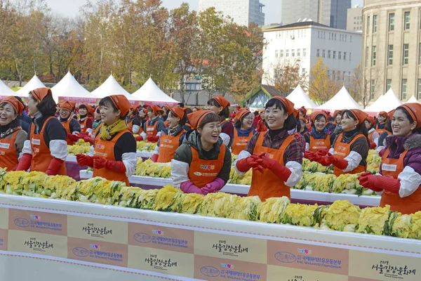 Сеул. 16 листопада 2014 року. Нещодавно відбулася кимчи рішень & спільного доступу фестиваль включає в себе важливі Корейська традиція Gimjang, щоб їхні родини достатньо кимчи, щоб отримати через довгої зими. — стокове фото