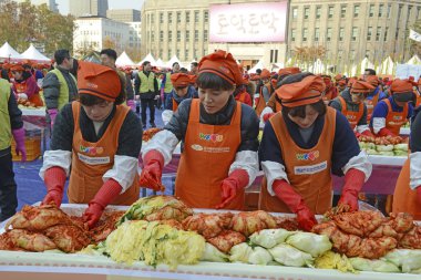 Seul. 16 Kasım 2014. Son zamanlarda yapılan Kimchi yapma ve paylaşım Festivali Gimjang uzun kış boyunca almak için yeterli kimchi aileler var emin olmak için önemli Kore geleneği içerir.