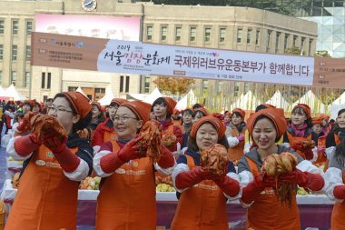 Seul. 16 Kasım 2014. Son zamanlarda yapılan Kimchi yapma ve paylaşım Festivali Gimjang uzun kış boyunca almak için yeterli kimchi aileler var emin olmak için önemli Kore geleneği içerir.