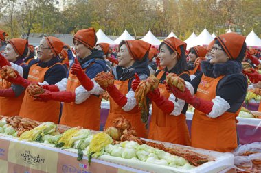 Seul. 16 Kasım 2014. Son zamanlarda yapılan Kimchi yapma ve paylaşım Festivali Gimjang uzun kış boyunca almak için yeterli kimchi aileler var emin olmak için önemli Kore geleneği içerir.
