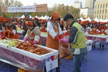 Seul. 16 Kasım 2014. Son zamanlarda yapılan Kimchi yapma ve paylaşım Festivali Gimjang uzun kış boyunca almak için yeterli kimchi aileler var emin olmak için önemli Kore geleneği içerir.