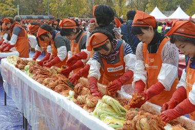 Seul. 16 Kasım 2014. Son zamanlarda yapılan Kimchi yapma ve paylaşım Festivali Gimjang uzun kış boyunca almak için yeterli kimchi aileler var emin olmak için önemli Kore geleneği içerir.