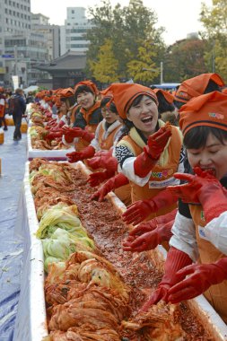 Seul. 16 Kasım 2014. Son zamanlarda yapılan Kimchi yapma ve paylaşım Festivali Gimjang uzun kış boyunca almak için yeterli kimchi aileler var emin olmak için önemli Kore geleneği içerir.