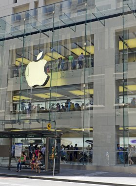 Sidney, Avustralya. 9 Kasım 2014. Geçenlerde Avustralya'da satışa gitti Apple Store Sydney için en yeni iphone 6 seyir Cbd George sokakta içinde müşteriler kalabalık.
