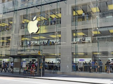 Sidney, Avustralya. 9 Kasım 2014. Geçenlerde Avustralya'da satışa gitti Apple Store Sydney için en yeni iphone 6 seyir Cbd George sokakta içinde müşteriler kalabalık.