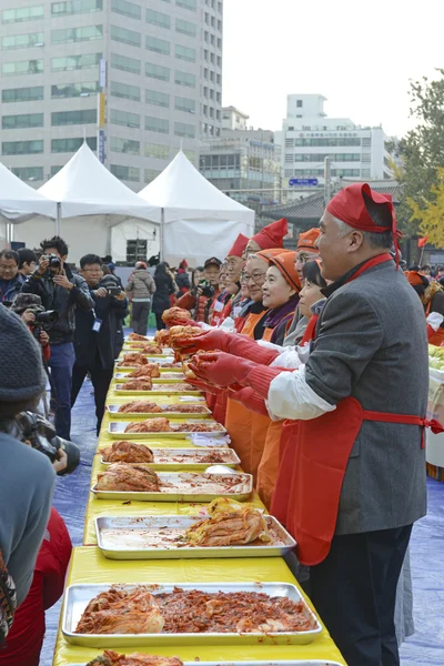 Seoul. November 16, 2014. The recently held Kimchi Making & Sharing Festival involves the important Korean tradition of Gimjang, to ensure families have enough kimchi to get through the long winter. — Stock Photo, Image