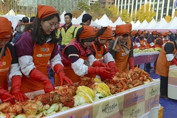 Seoul. November 16, 2014. The recently held Kimchi Making & Sharing Festival involves the important Korean tradition of Gimjang, to ensure families have enough kimchi to get through the long winter. — Stock Photo, Image