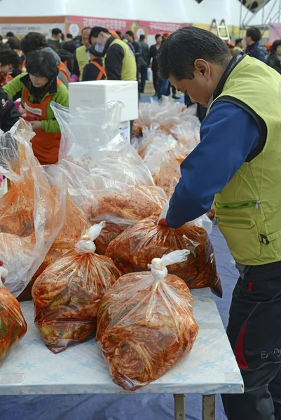 Seoul. November 16, 2014. The recently held Kimchi Making & Sharing Festival involves the important Korean tradition of Gimjang, to ensure families have enough kimchi to get through the long winter. — Stock Photo, Image