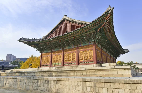 Otoño en el Palacio Deoksugung en el centro de Seúl, Corea — Foto de Stock