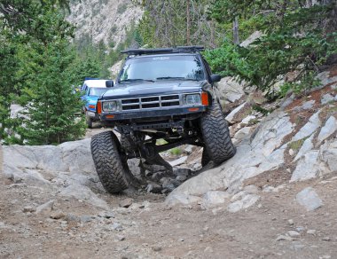 Dört tekerlekli kamyon zorlu 4 x 4 yol üzerinde