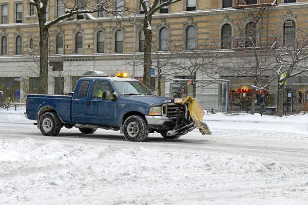 LKW mit Schneepflug nach Schneesturm unterwegs — Stockfoto