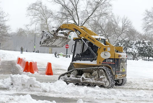 Equipamento de construção limpar neve na rua após tempestade de neve — Fotografia de Stock