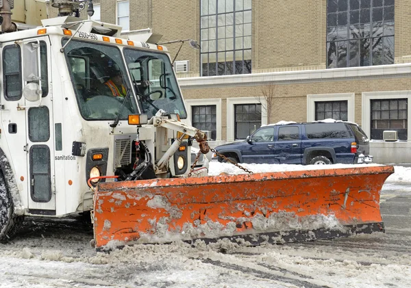 Teherautó snowplow a hóvihar miután road — Stock Fotó