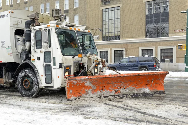 Teherautó snowplow a hóvihar miután road — Stock Fotó