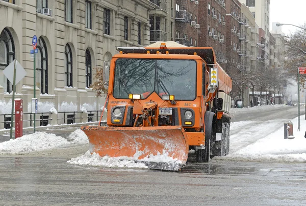 Caminhão com limpa-neves na estrada após tempestade de neve — Fotografia de Stock