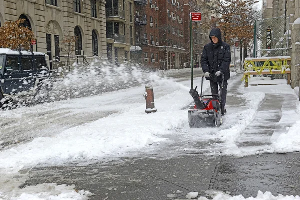 Residente con soplador de nieve en la calle después de tormenta de nieve —  Fotos de Stock