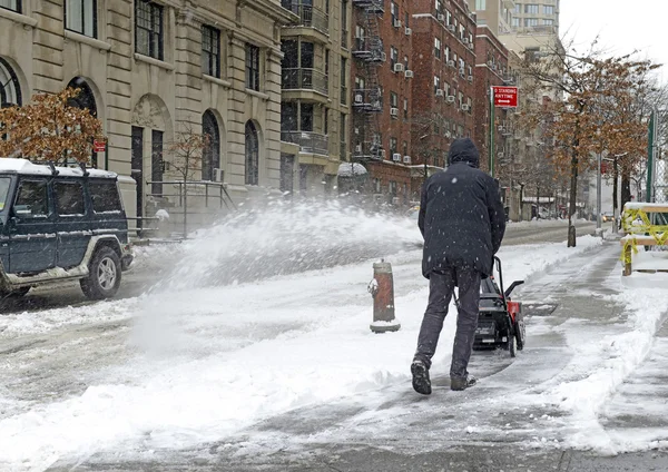 Résident avec souffleuse à neige dans la rue après une tempête de neige — Photo