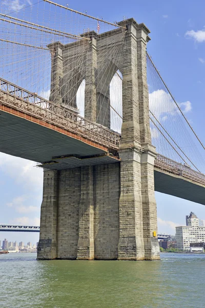 Monumento Americano, Puente de Brooklyn sobre el East River, Nueva York — Foto de Stock