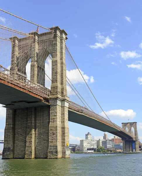 Monumento Americano, Puente de Brooklyn sobre el East River, Nueva York — Foto de Stock