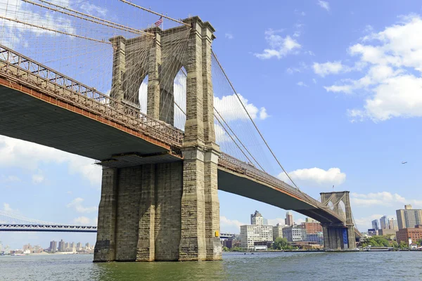 美国地标，东河，纽约市的布鲁克林大桥 — 图库照片