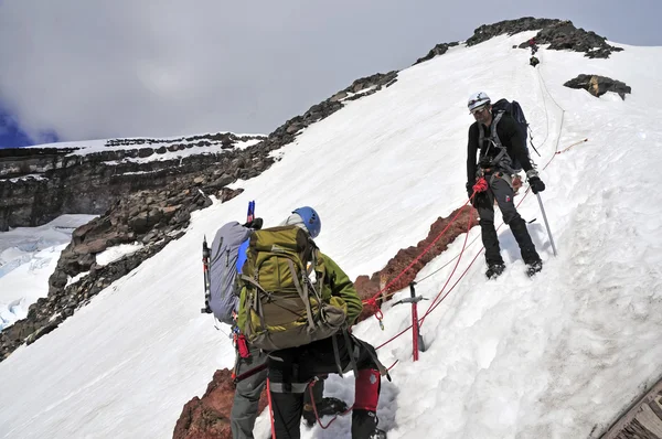 Alpinisti in alto sul Monte Rainier, Stato di Washington, Stati Uniti — Foto Stock