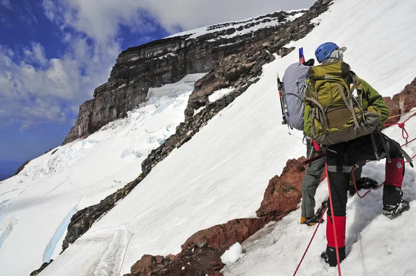Montañistas en lo alto del Monte Rainier, Estado de Washington, EE.UU. — Foto de Stock