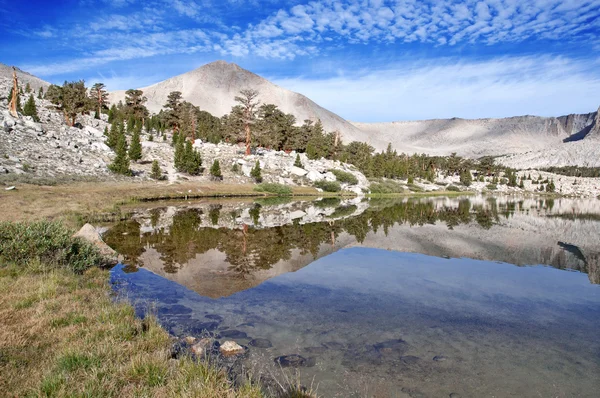 Alpská krajina v pohoří Sierra Nevada, Kalifornie — Stock fotografie