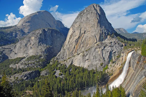 Half Dome, Yosemite εθνικό πάρκο, Καλιφόρνια, ΗΠΑ — Φωτογραφία Αρχείου