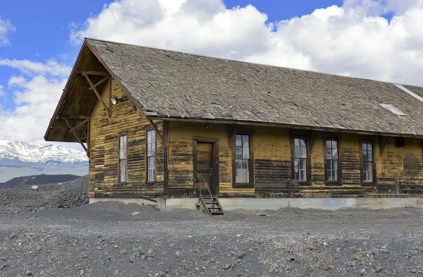 Vintage Log cabine na antiga cidade mineira — Fotografia de Stock
